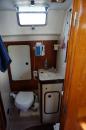 Solar Planet 51 Beneteau Idylle 15,5: Head/shower portside with access from guest stateroom and saloon
